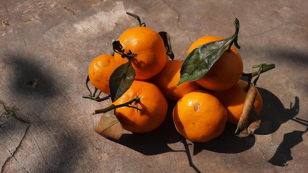 Mandarijnencitrusvruchten op blootgestelde cementachtergrond 01