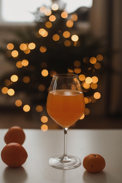 Mandarijnsap met mandarijnen op de achtergrond van Kerstmis. Hoge kwaliteit foto
