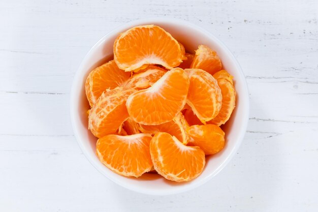 Mandarijntjes fruit van boven kom houten bord