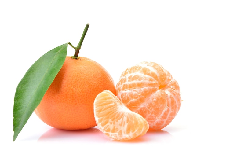 Photo mandarin fruits with leaf isolated