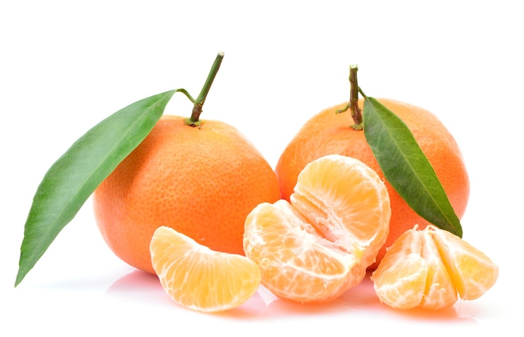 Photo mandarin fruits with leaf isolated