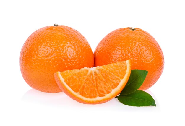 白い背景に分離されたマンダリン オレンジ