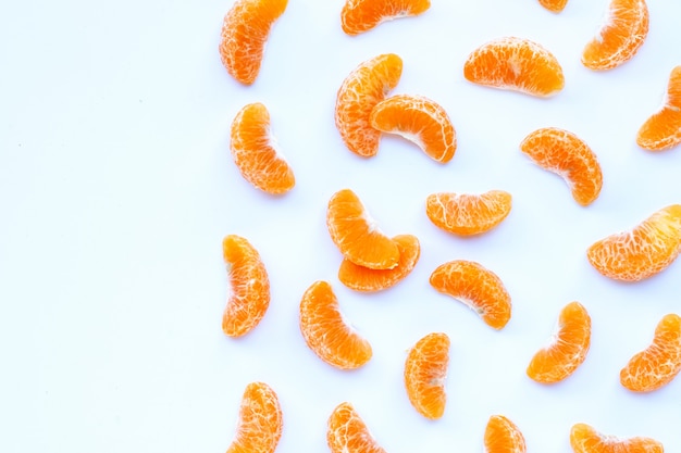 Segmenti di mandarino, arancia fresca isolato su fondo bianco.