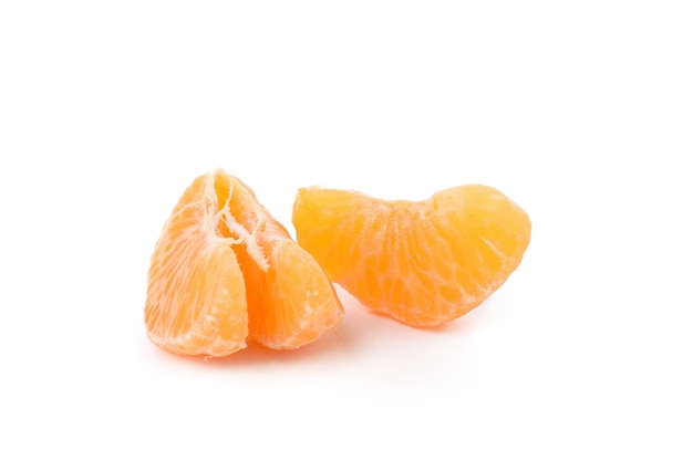 Fette di mandarino isolate su sfondo bianco, primi piani