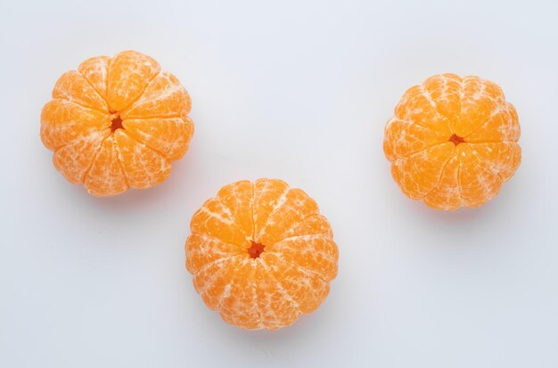 Фото Плоды мандарина или мандарины выделены на белом фоне. свежий мандариновый узор.