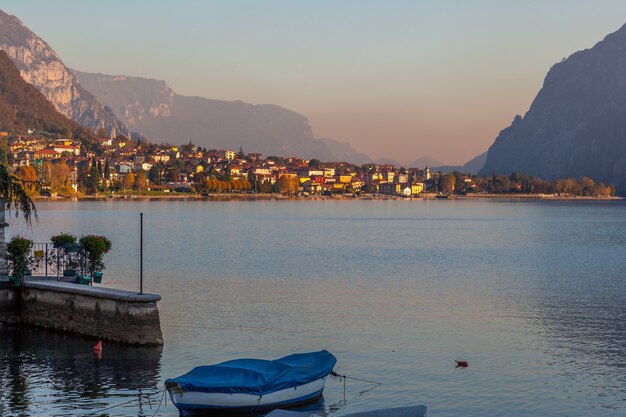 Photo mandello del lario, lombardy/italy - october 29 : view of lake como from mandello del lario italy on october 29, 2010