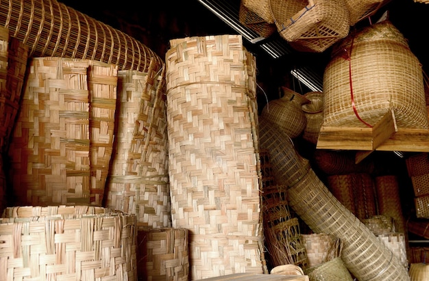 Mandenwerk van bamboe in thailand natuurlijk handgemaakt