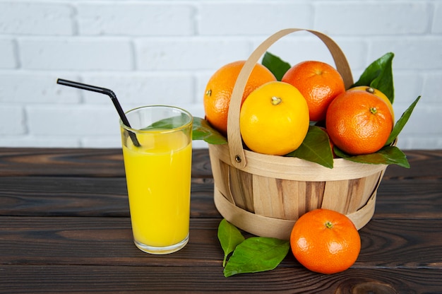 Mandje met citrusvruchten en een glas sap