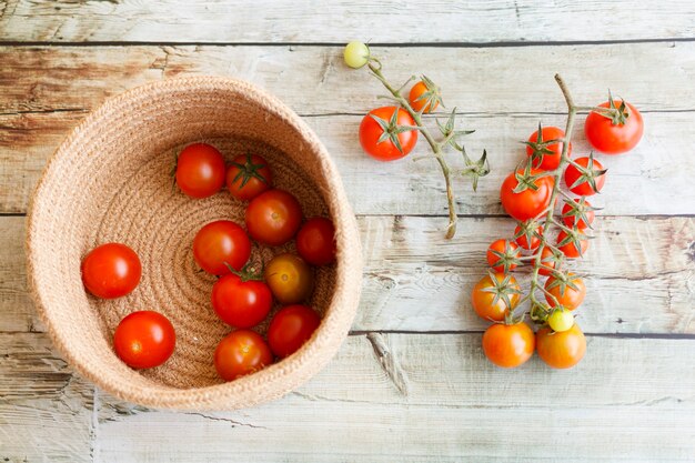 Mandje met diverse tomaten