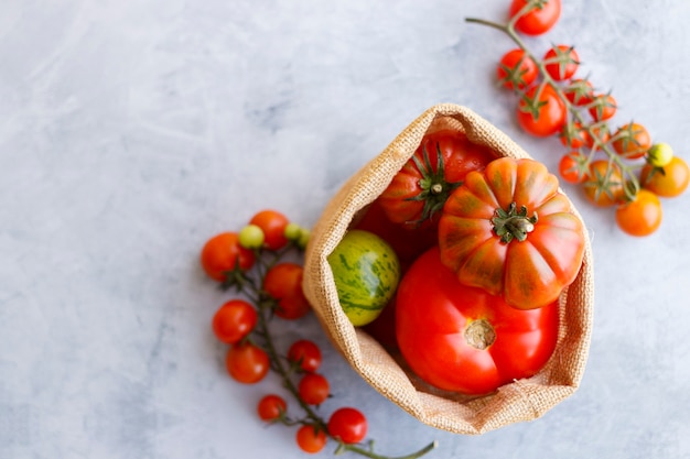 Mandje met diverse tomaten