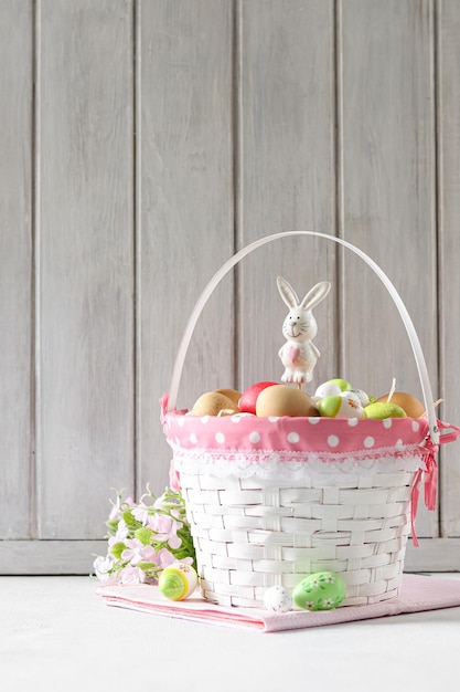 Mandje met groenten en fruit op een aanrecht