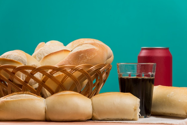 Mandje van Frans brood op een tafel en een glas koffie