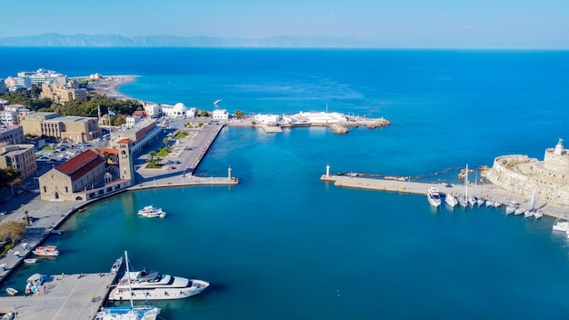 Mandraki haven van Rhodos haven luchtfoto panoramisch uitzicht op het eiland Rhodos in Griekenland