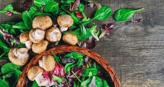 Mandsalade met paddestoelen, op roestige oud