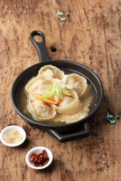 Mandu Guk Koreaanse knoedelsoep op houten tafel