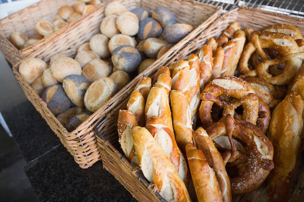 Mandvulling met heerlijk brood en krakeling