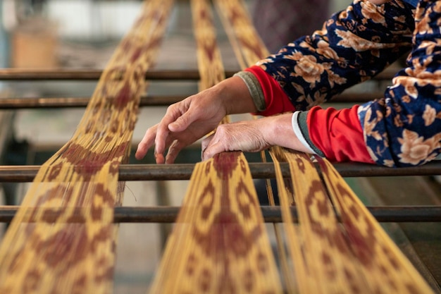 A maneuver of silk cloth maker