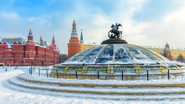 Manezhnaya-plein tijdens sneeuwval in Moskou Panoramisch zicht op het oude centrum van Moskou in de ijzige winter