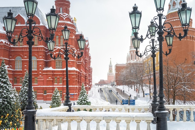 Manezhnaya Square met uitzicht op het Kremlin van Moskou in de winter Rusland