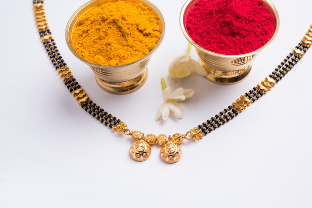 Мангалсутра с цветами хульди кумкум и могра, выборочный фокус