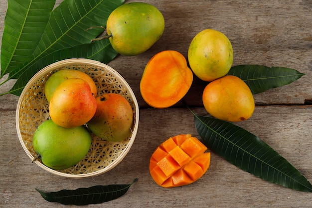 Mangga gedong gincu matura di mango varian coltivata principalmente a majalengka e cirebon west java gedong gincu mango ha la pelle rossa