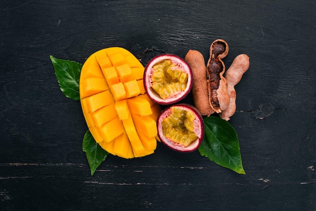 マンゴーとパッションフルーツ新鮮なトロピカルフルーツ木製の背景に上面図コピースペース