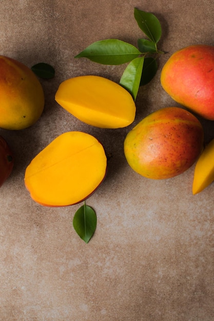 Foto concetto di design di sfondo mango vista dall'alto del modello di frutta di mango fresco con foglie sul tavolo