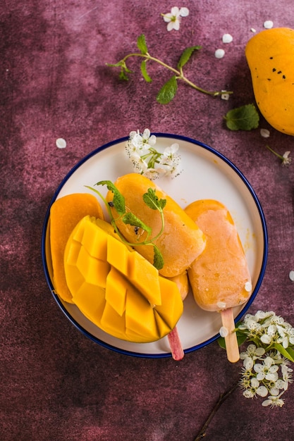 Mango banaan ijslolly's met vers fruit plat bovenaanzicht