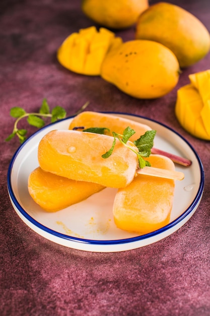 Ghiaccioli alla banana di mango con frutta fresca vista dall'alto