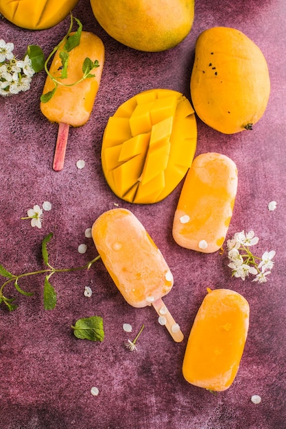 Ghiaccioli alla banana di mango con frutta fresca vista dall'alto