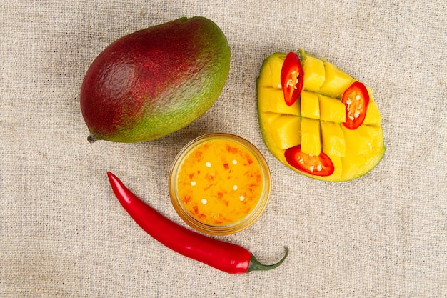 Photo mango chili sauce mango and chili on burlap