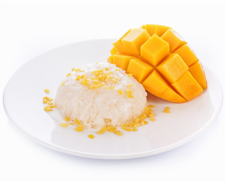 Mango en kleverige rijst op witte achtergrond