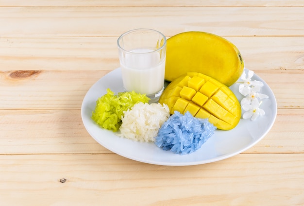 Mango en natuurlijk gekleurde kleefrijst met kokosmelk, Thais dessert