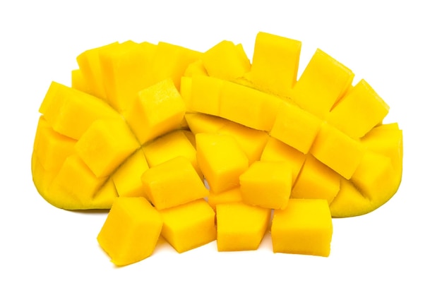 Mezze fette di cubetti di frutta di mango isolate su sfondo bianco