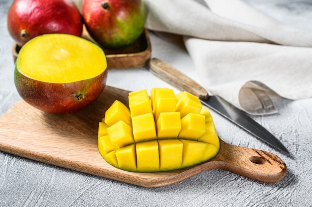 Mango fruit in blokjes gesneden op een snijplank. Bovenaanzicht