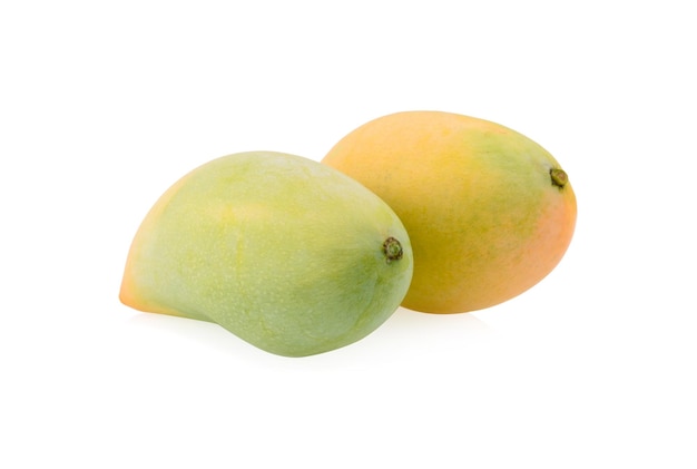 Плоды манго, выделенные на белом фоне