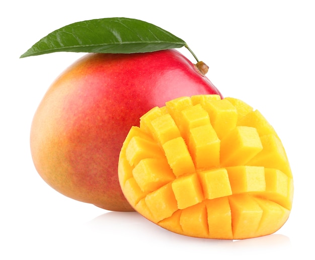 Плоды манго, изолированные на белом фоне