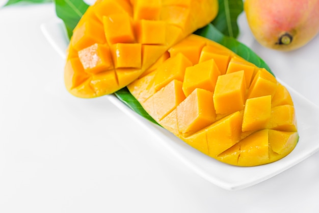 mango fruit op witte achtergrond