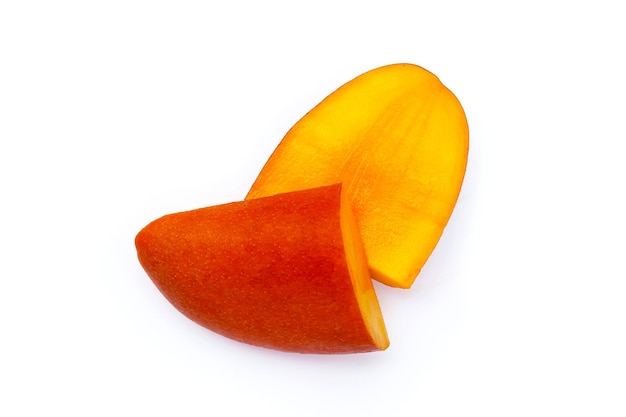 Mango fruit plakjes op witte achtergrond