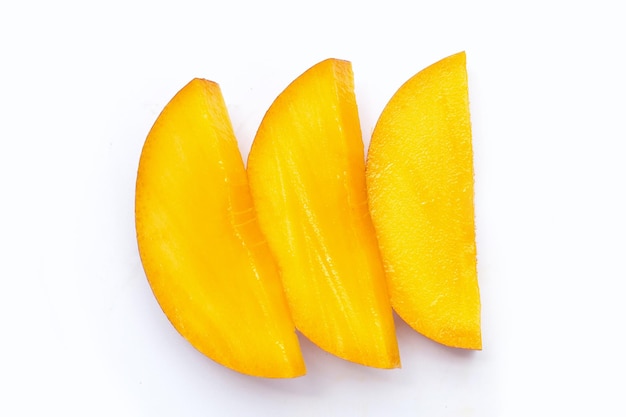 Mango fruit plakjes op witte achtergrond