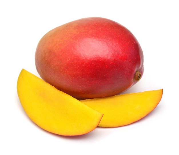 Foto fetta di frutta di mango isolata su sfondo bianco