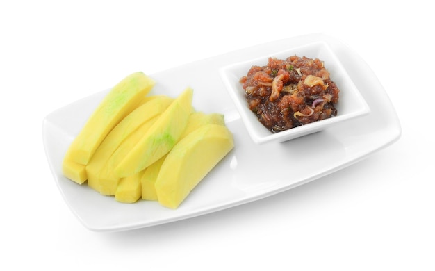 Mango gesneden met zoete vis saus op wit