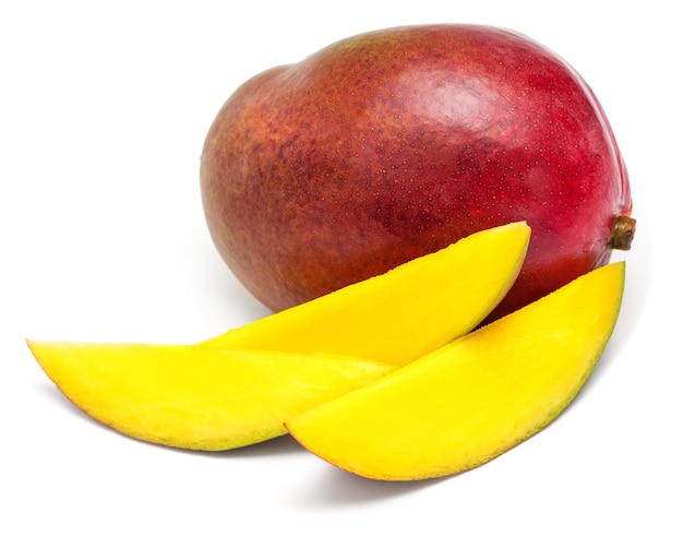 Mango gesneden op een witte achtergrond