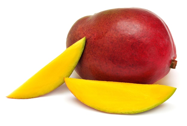 Mango gesneden op een witte achtergrond