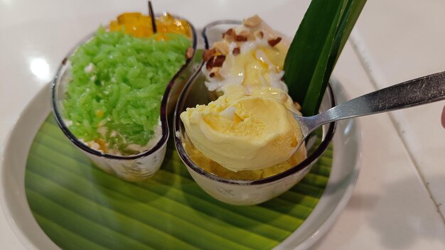 Photo mango ice cream on a spoon