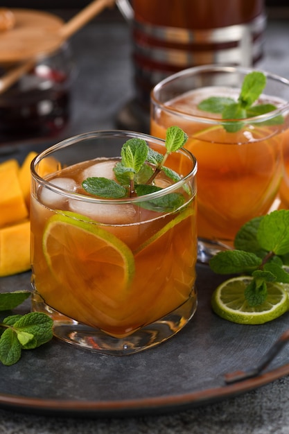 Холодный чай манго с лаймом и мятой. Освежающий органический безалкогольный напиток