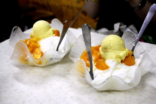 Foto mango-ijs geserveerd in schalen op tafel