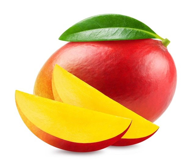 Foto mango isolato. mango rosso maturo e due fette di mango su sfondo bianco.