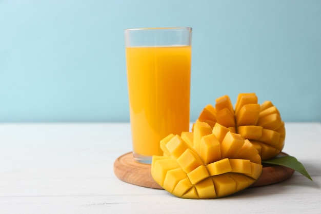Сок манго в стакане и плоды манго. Фото высокого качества
