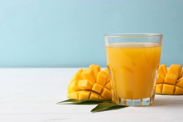 Succo di mango in un bicchiere e frutto di mango